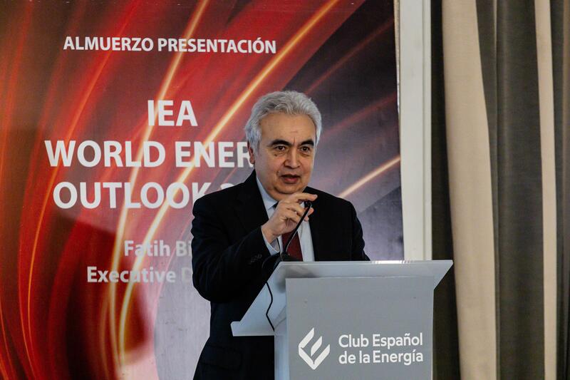 La advertencia de la AIE: Exceso de petróleo en 2030, igual al impacto de la pandemia de COVID-19