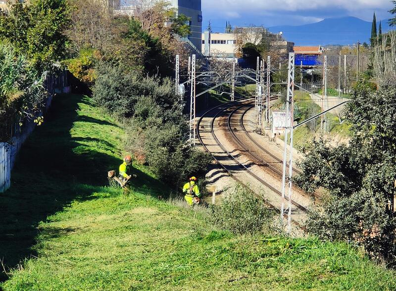 Lucha contra el fuego: Adif renueva su plan preventivo en vía ferroviaria y las zonas aledañas