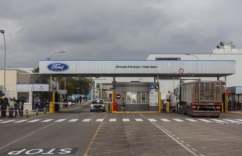 Planificación a futuro: Ford se muestra receptivo a acuerdos distintos al despido para trabajadores del ERE con potencial regreso en 2027