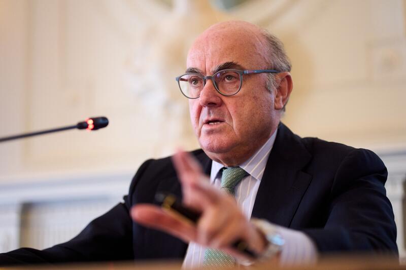 Guindos prevé la competencia entre bancos por atraer depósitos tras el ajuste en la liquidez