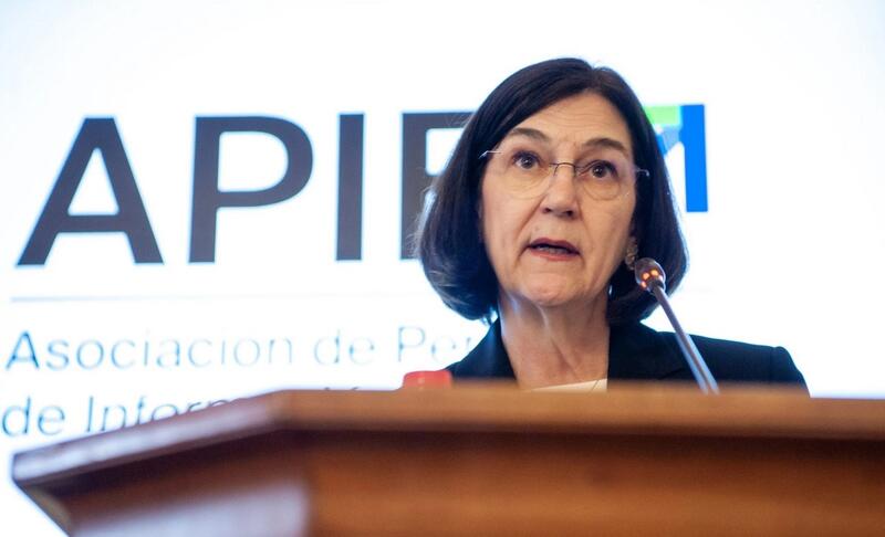 Cani Fernández resalta el crucial papel de Hernández De Cos en el desarrollo económico de España