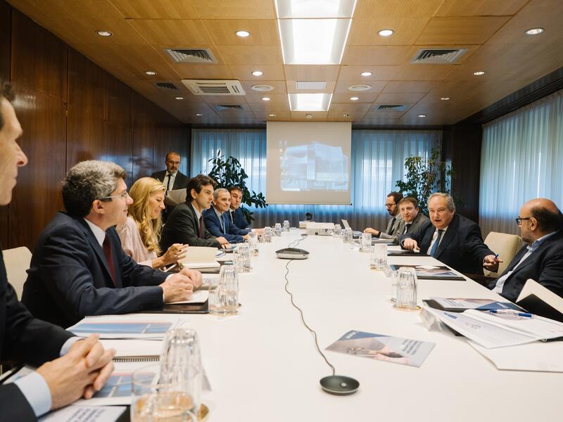 Hereu y la patronal cementera apuntan a la descarbonización como uno los «principales retos» del sector