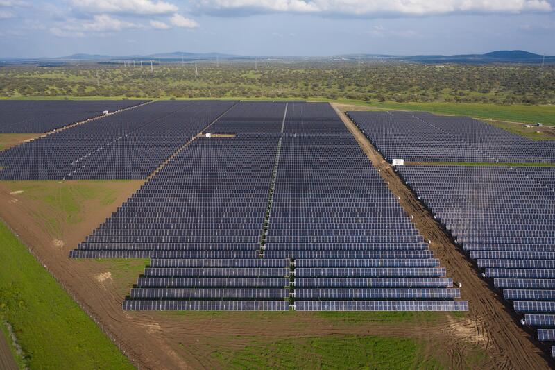 Expansión verde de OHLA: Construirá plantas fotovoltaicas por 60 millones en Extremadura y Murcia