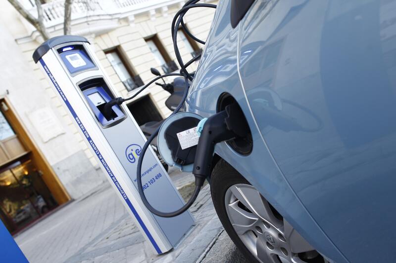 Conductores aceleran hacia la electrificación: 38% de usuarios prevén comprar vehículos ecológicos el próximo año
