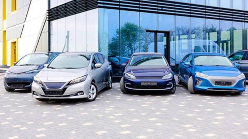 El aviso de la OCU sobre el freno al desarrollo del coche eléctrico: precios altos y falta de puntos de recarga