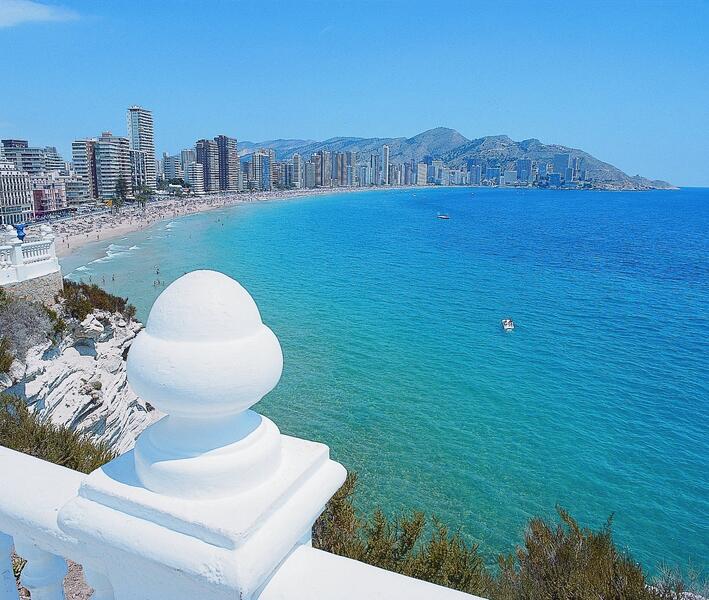 El presupuesto que implica para los españoles viajar este verano y sus principales destinos