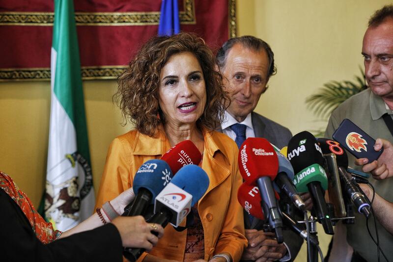 Montero defiende la rebaja «definitiva» del IVA del aceite de oliva esgrimiendo efectos en su consumo