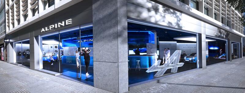 La marca automovilística francesa Alpine inaugura su primer atelier en Barcelona