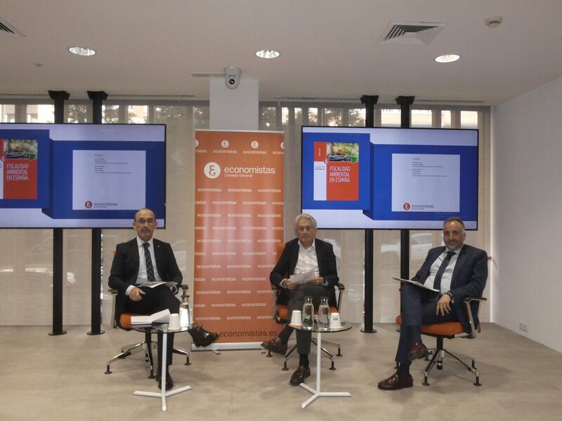 Analistas económicos sugieren centralizar en el Estado la recaudación de impuestos verdes para cederlos a CCAA