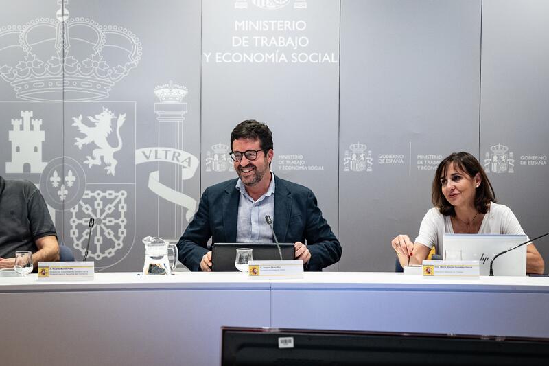 Gobierno da a CEOE 7 días para presentar propuesta por escrito o recortará jornada con sindicatos