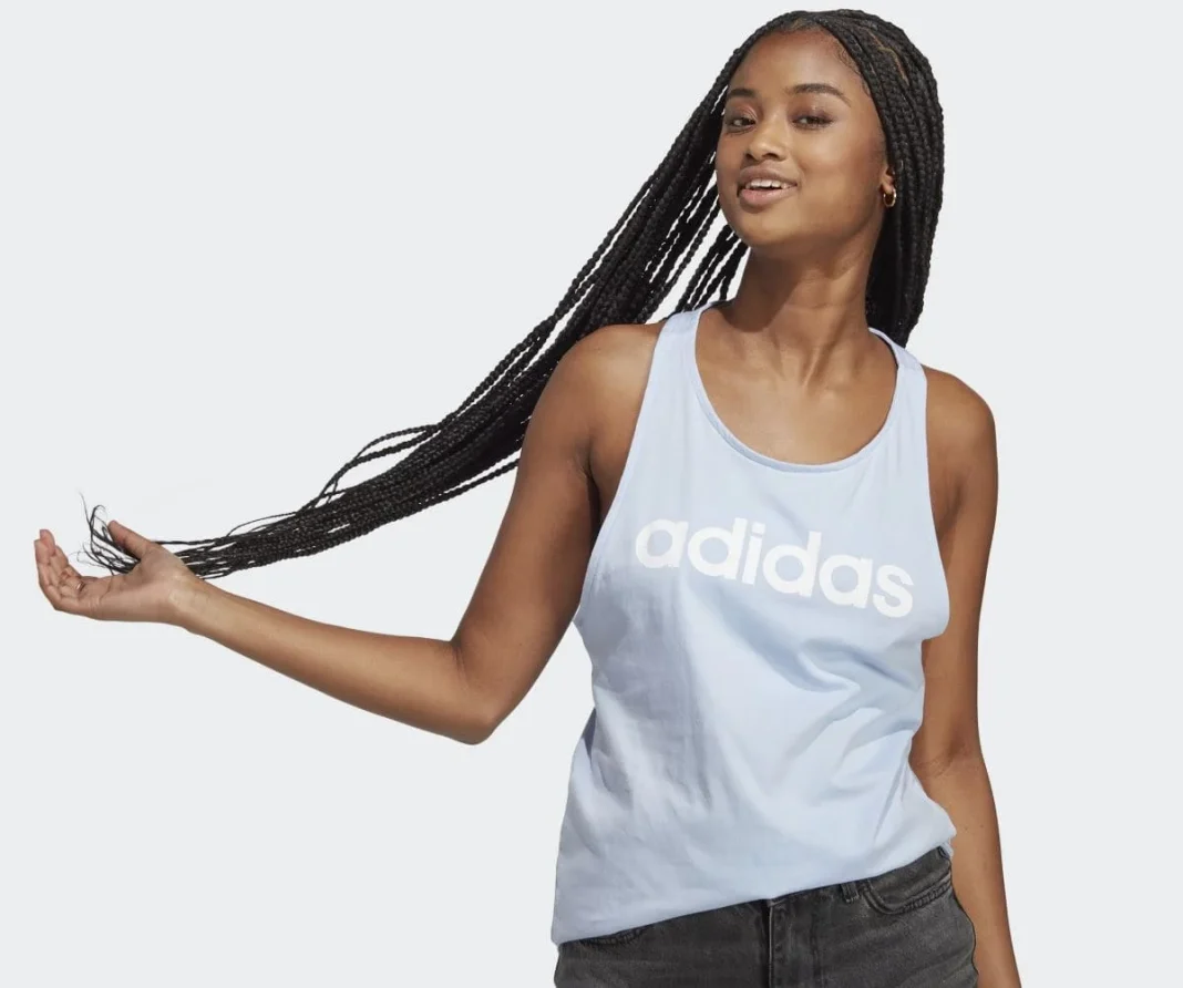 Adidas rebaja sus camisetas para mujeres deportistas perfectas para este verano