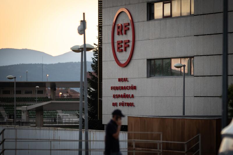 Fútbol femenino bajo la lupa: CNMC advierte sobre irregularidades legales en condiciones de RFEF para vender los derechos