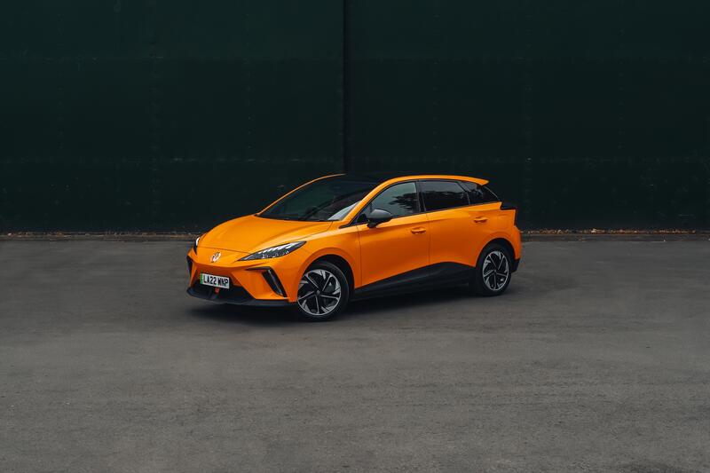 La marca MG refuerza su modelo eléctrico MG4 con una autonomía mejorada de hasta 530 kilómetros y un precio de 17.480 euros