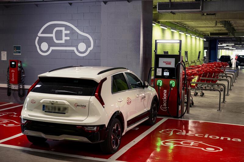 Acciona Energía se asocia con URW para instalar 180 puntos de recarga en cuatro centros comerciales de España