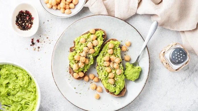 5 desayunos veganos y nutritivos que puedes preparar en poco minutos