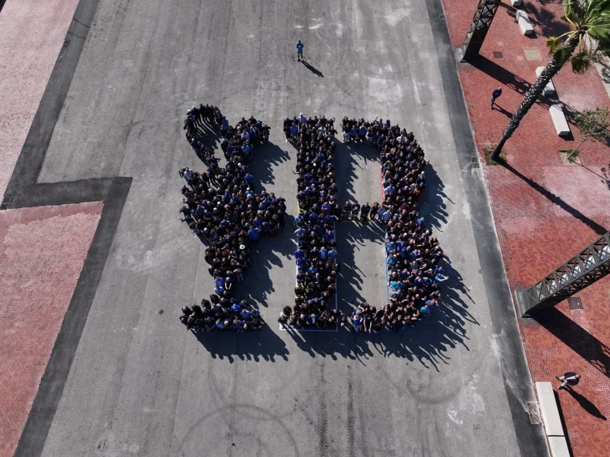 La 37ª America’s Cup presume de equipo con la reproducción humana a gran escala de su logotipo
