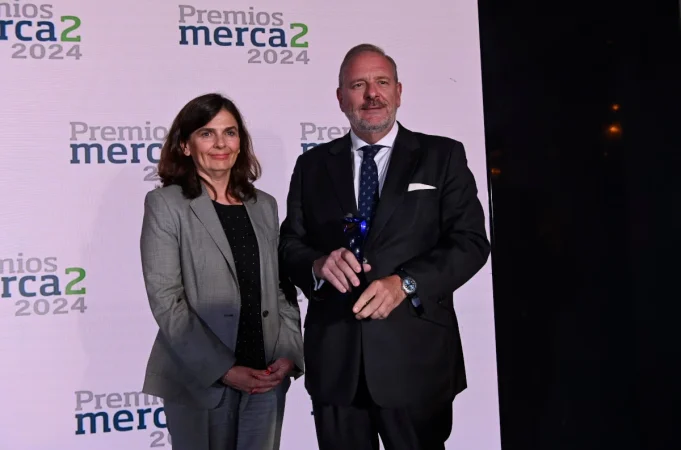 Kia Motors, Premio MERCA2 'Cetelem consumo' 1 Merca2.es Eduardo Divar, director general de KIA, recoge el Premio MERCA2 Cetelem Consumo de manos de María Ruiz, directora general adjunta de BNP Paribas Personal Finance.