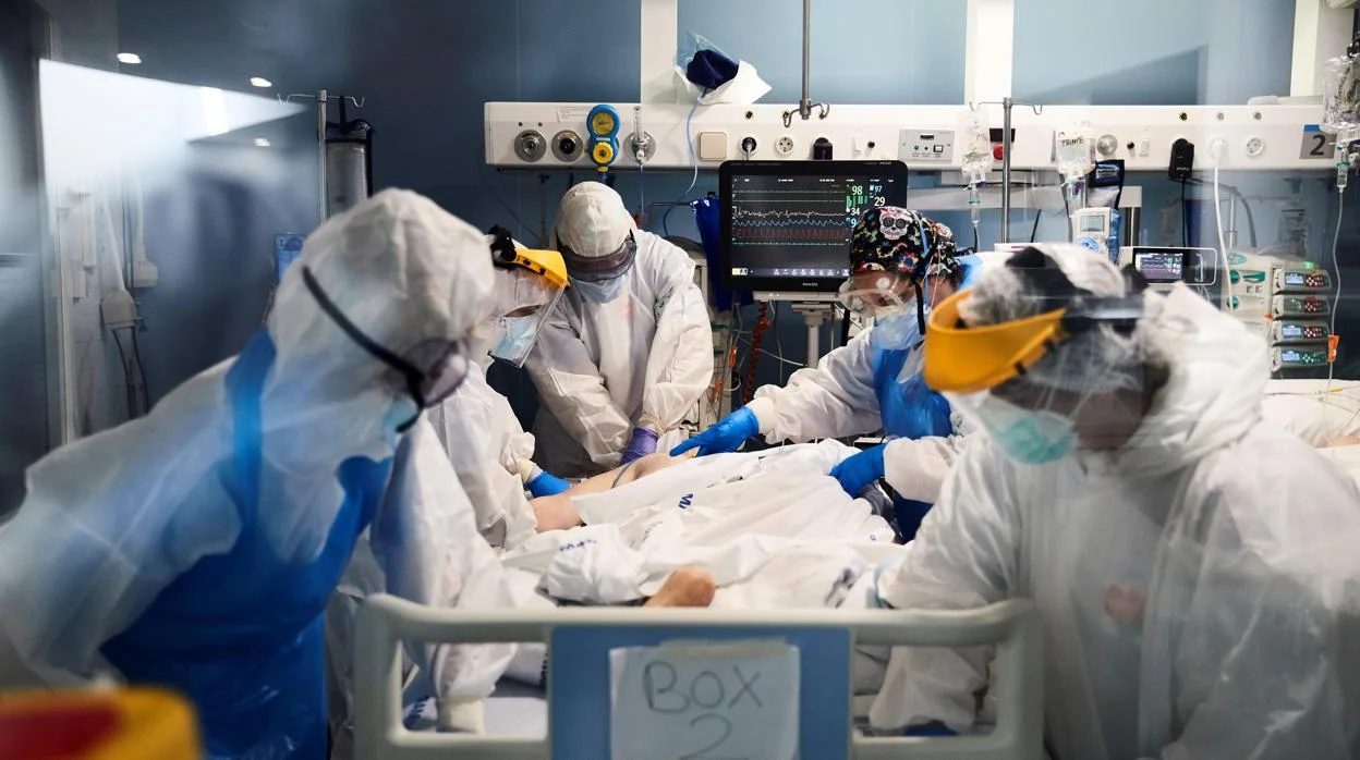 Aumentan alarmantemente los casos de COVID en España con más hospitalizados que hace tres años
