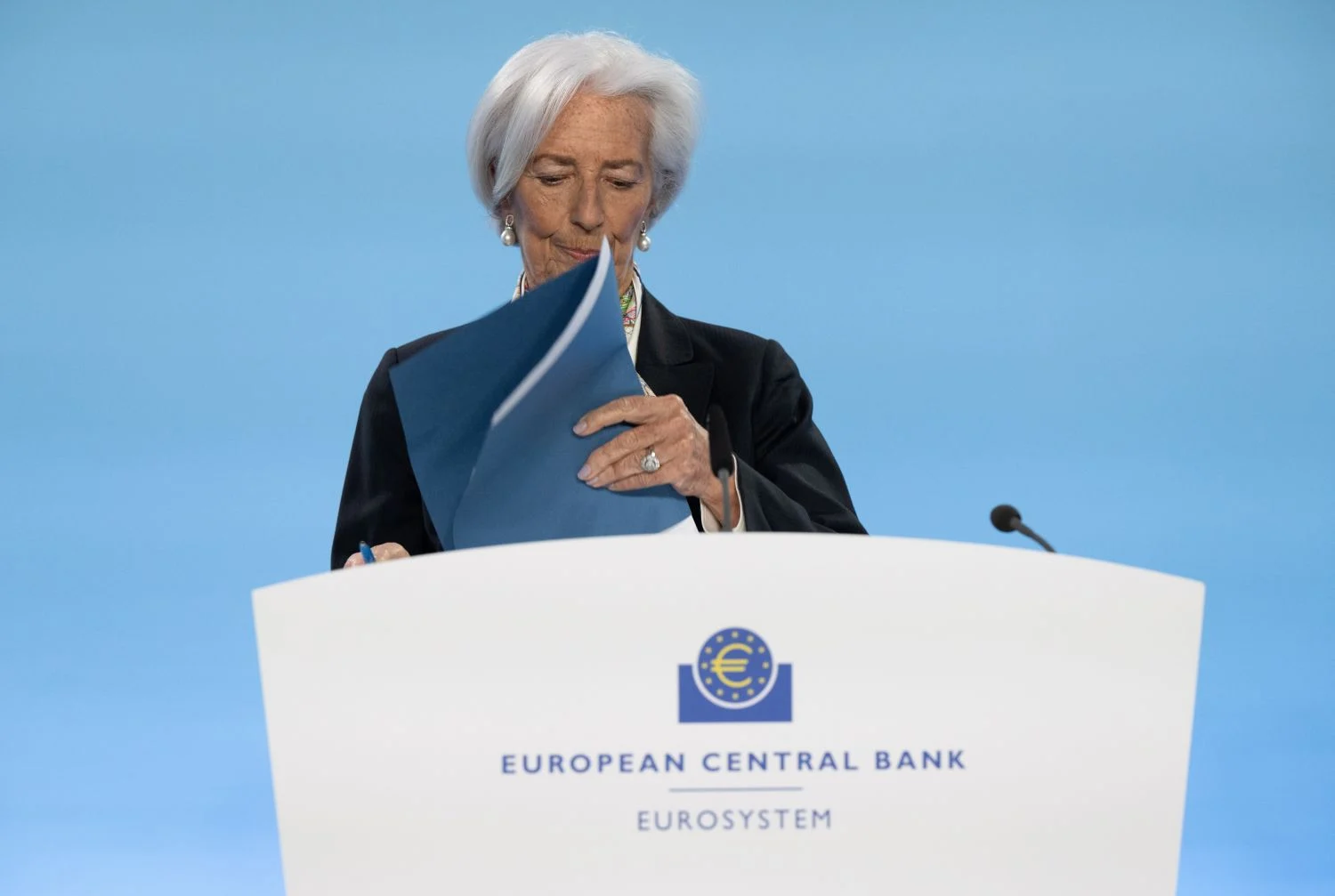 Christine Lagarde respalda la bajada de tipos y rechaza fijar una dirección determinada