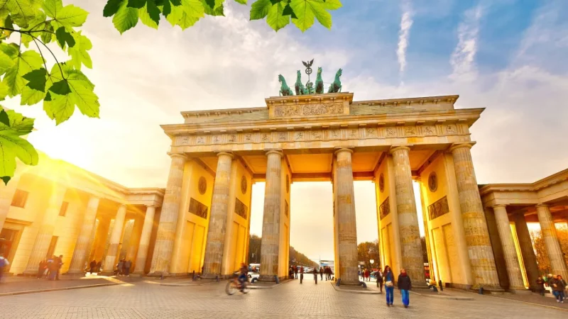 Berlin Brandenburger Tor am Pariser Platz im Sonnenuntergang Leitmotiv German Summer Cities Merca2.es