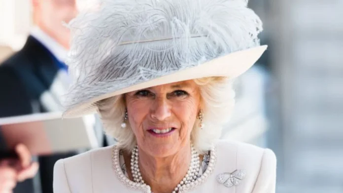 La historia detrás del gusto de Camilla Parker Bowles por vestir de blanco