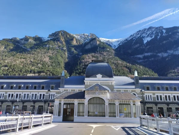 Canfranc Estacion. Puerta de acceso Merca2.es