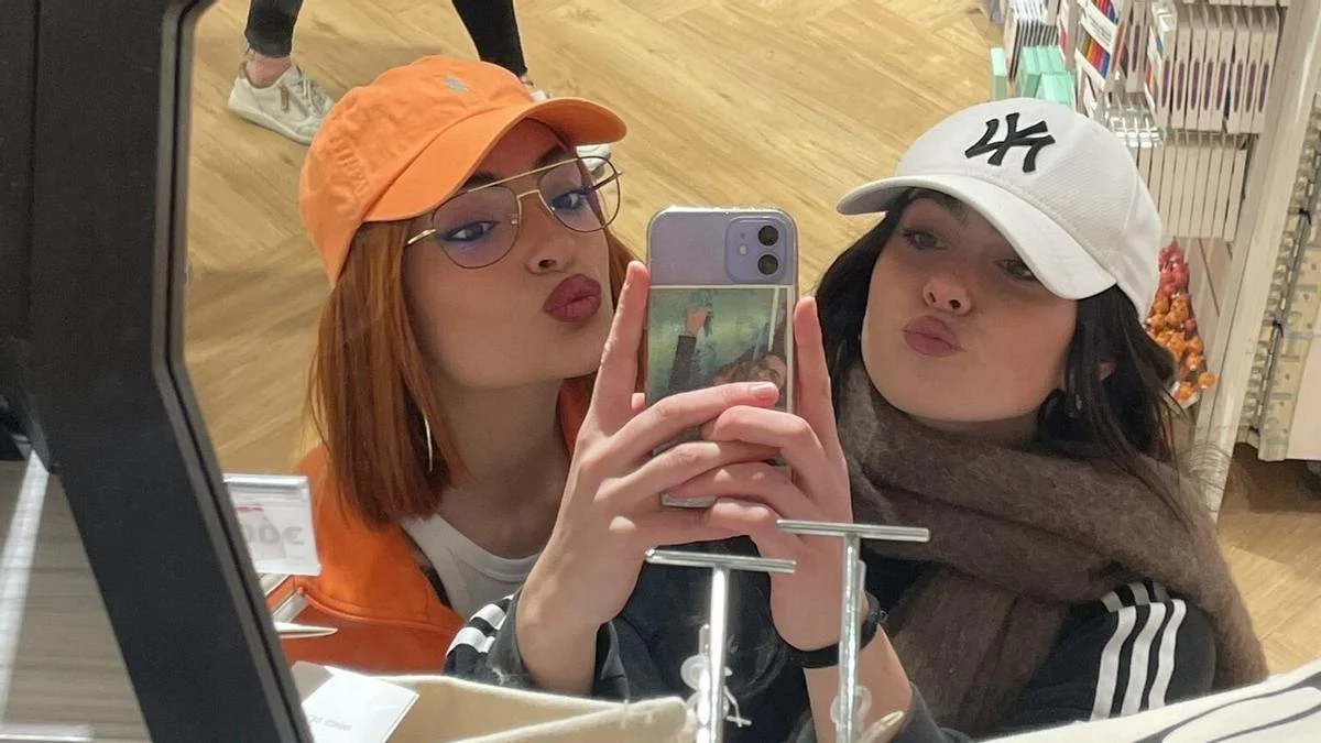 Chiara confiesa su amor por Violeta en el nuevo videoclip “La invitada”