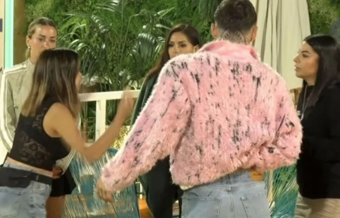 Lucía Sánchez explica por qué irrumpió en la fiesta de los vecinos completamente sacada 1 Merca2.es El cruce de Lucía Sánchez y Ana Nicolás
