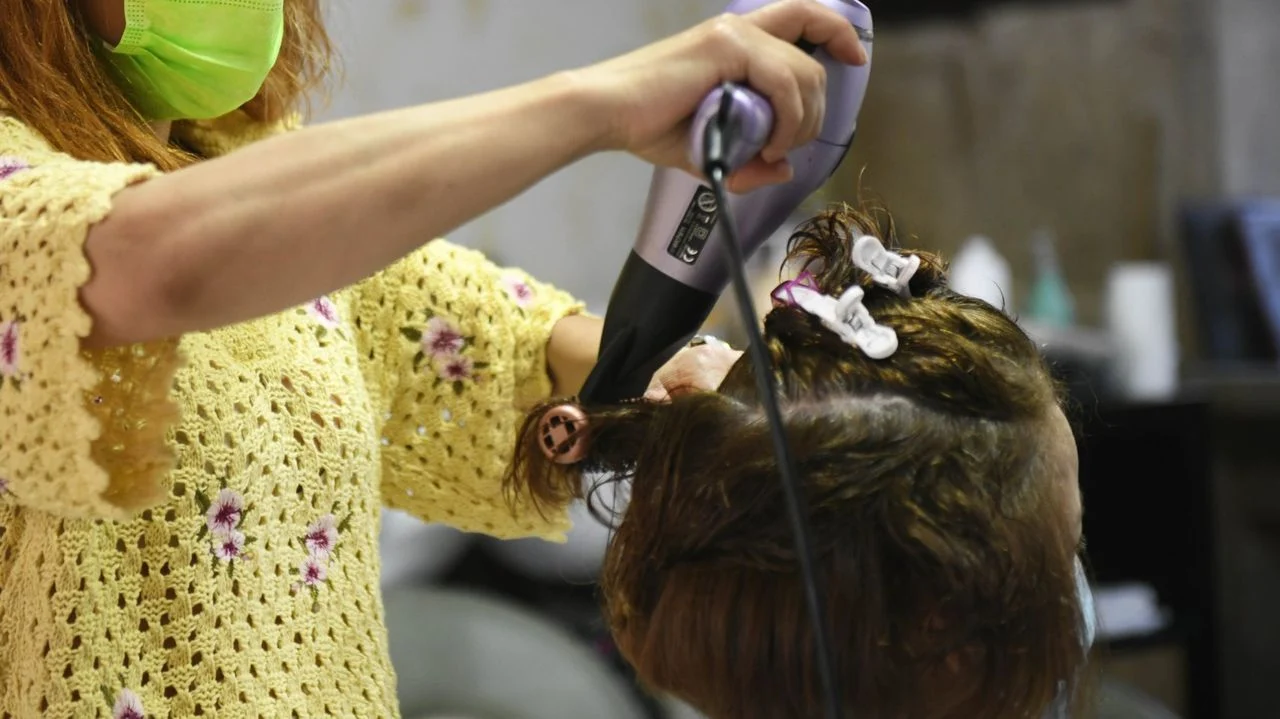 Una sentencia judicial reconoce el ictus de una peluquera como accidente laboral