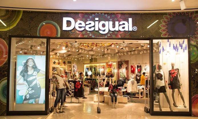 Desigual ha rebajado hasta un 50% su colección de bolsos y bandoleras ¡Corre antes de que se agoten!