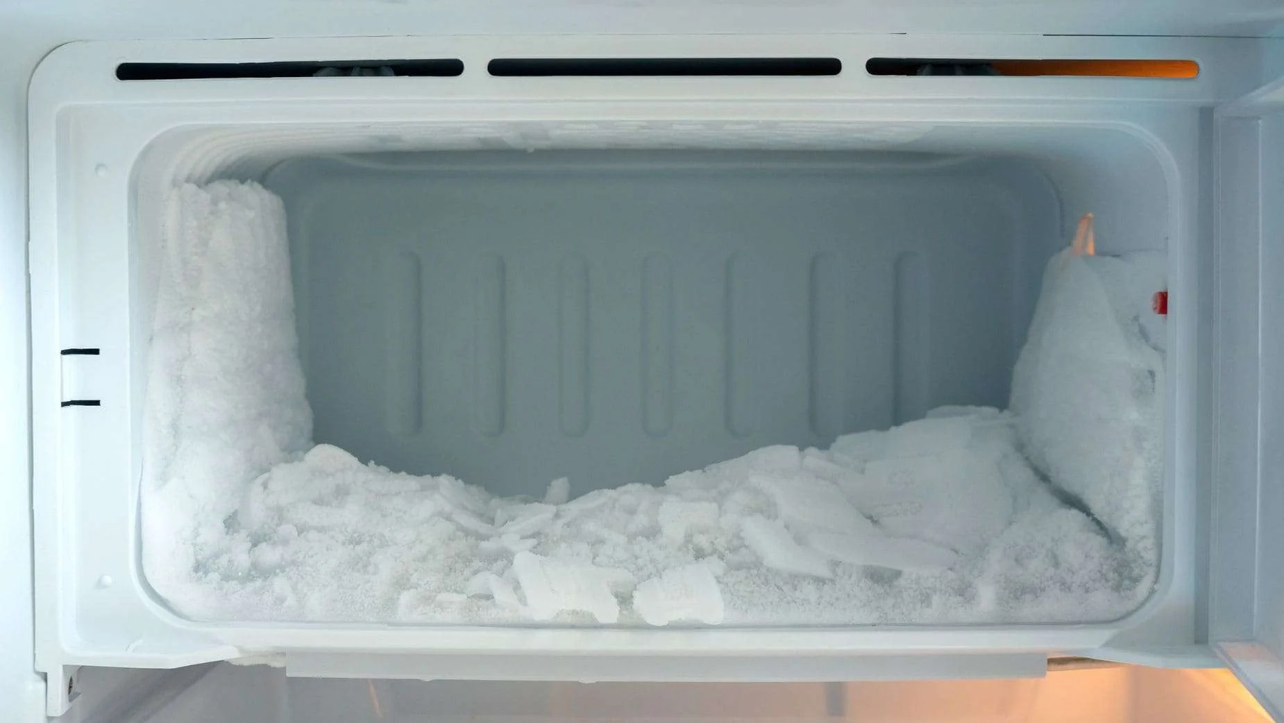 El alucinante truco casero que no falla para derretir el exceso de hielo de tu nevera