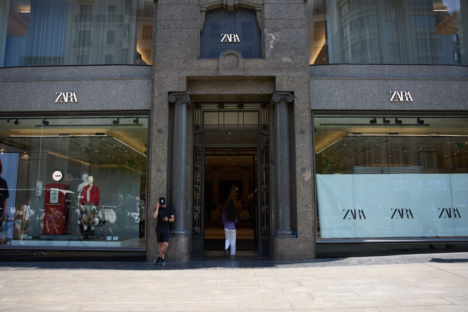 Zara ya dispone de las mejores y más baratas propuestas para tus vestidos de invitadas