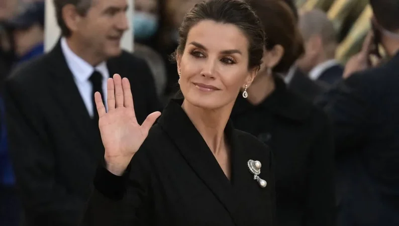 Jaime Peñafiel sigue atizando a la reina de España en su nuevo libro ‘Los silencios de Letizia’ 31 Merca2.es La reina Letizia a través de los ojos de Jaime Peñafiel: una mirada controvertida