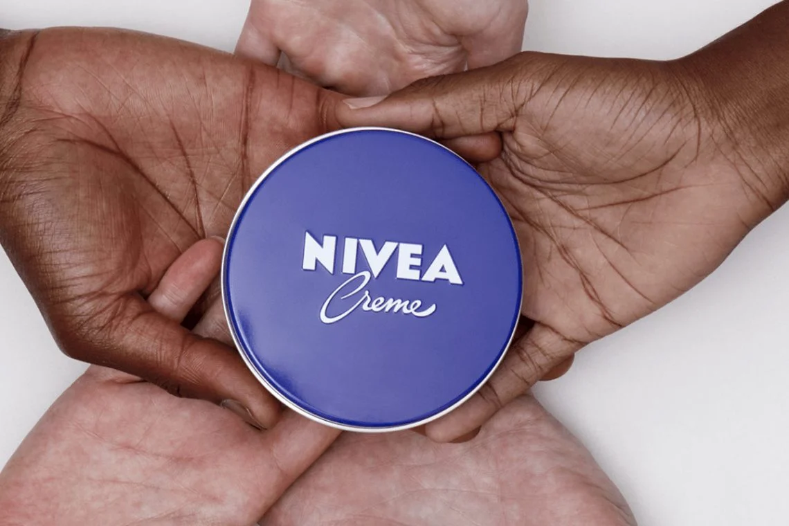 Los mil y un usos de la mítica crema Nivea de lata azul, la de la abuela