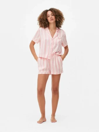 Pijama con camisa y pantalones cortos de satén