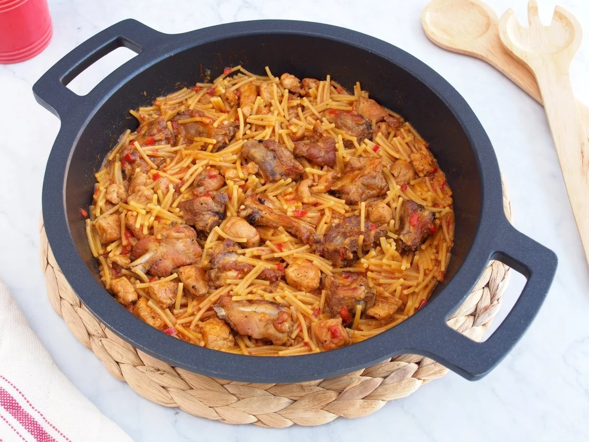 Receta de fideos a la cazuela con costilla de cerdo, un plato típico de la gastronomía catalana