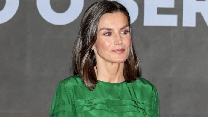 A los 50 y con cintura marcada: el truco de la reina Letizia