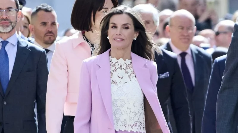 A los 50 y con cintura marcada: el truco de la reina Letizia 1 Merca2.es El secreto de la reina Letizia para su cintura marcada