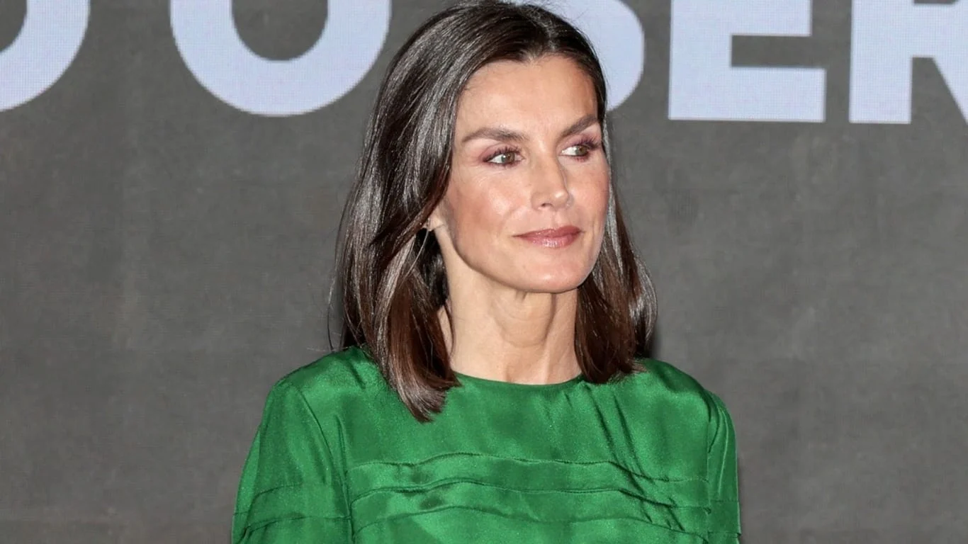 A los 50 y con cintura marcada: el truco de la reina Letizia