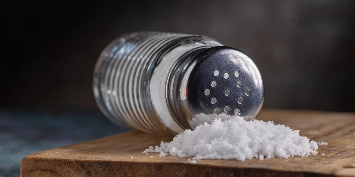 ¿Se te ha ido la mano con la sal preparando la comida? Te contamos los mejores trucos para arreglarlo