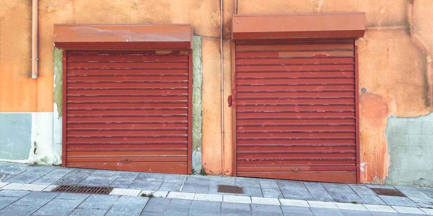 Si un garaje no tiene señal de vado ¿puedo aparcar en su puerta?