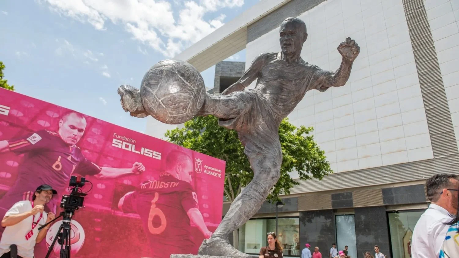 Con Andrés Iniesta, estos son los futbolistas que tienen su propia estatua
