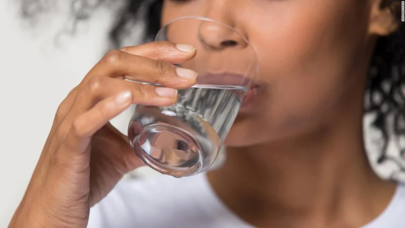 Adiós al mito de los 8 vasos: la verdad sobre la cantidad de agua que deberíamos beber diariamente, según una uróloga 1 Merca2.es Cantidad de agua recomendada