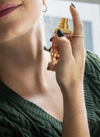 caucasian woman applying perfume her neck Merca2.es