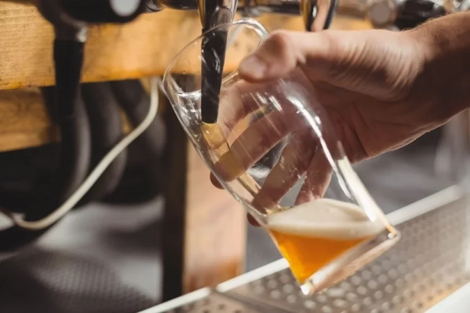 close up bar tender filling beer from bar pump Merca2.es