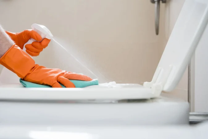 concept man cleaning his home Merca2.es