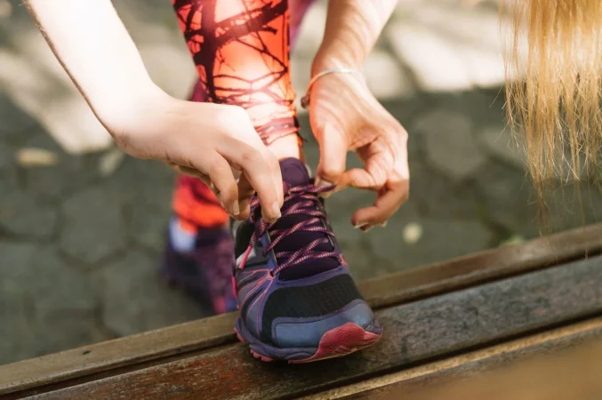 crop woman tying laces sneakers Merca2.es