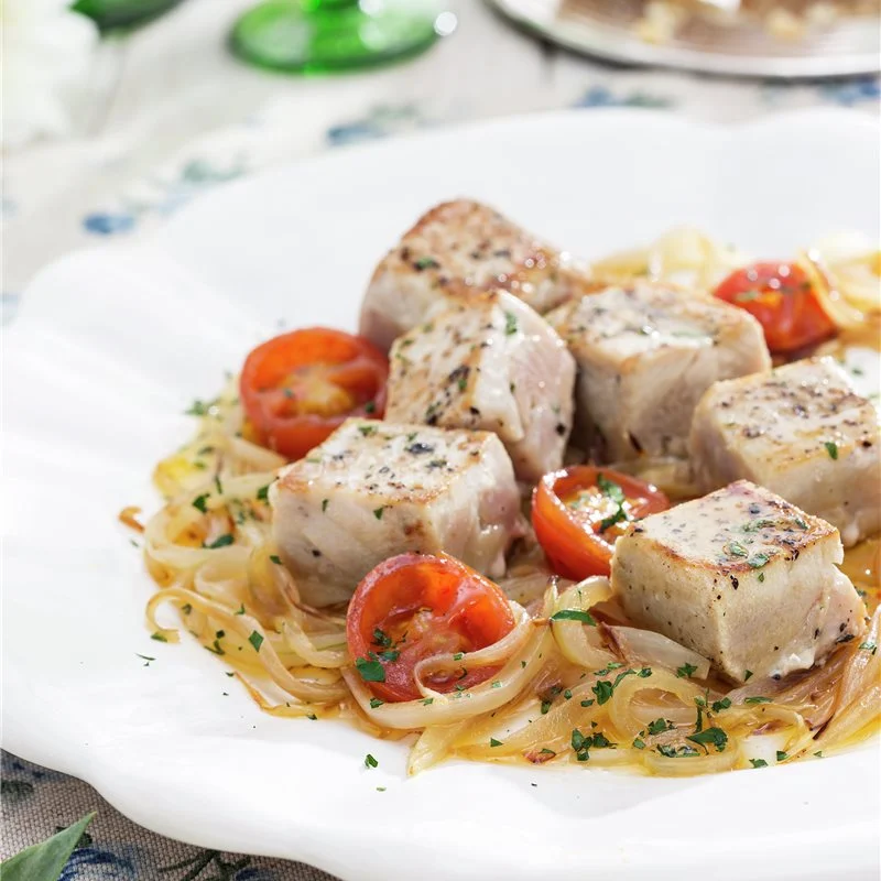 Dados de atún encebollado con tomatitos cherry: Un plato sano, fresco y sabroso