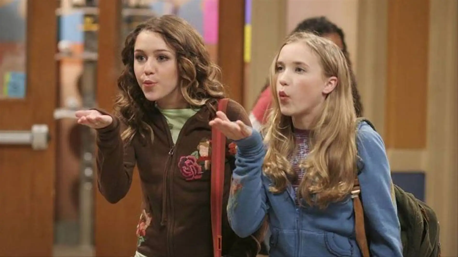 La verdad oculta tras Hannah Montana: La pelea que arruinó a Miley Cyrus y Emily Osment 1 Merca2.es El conflicto que casi arruina el éxito de Hannah Montana
