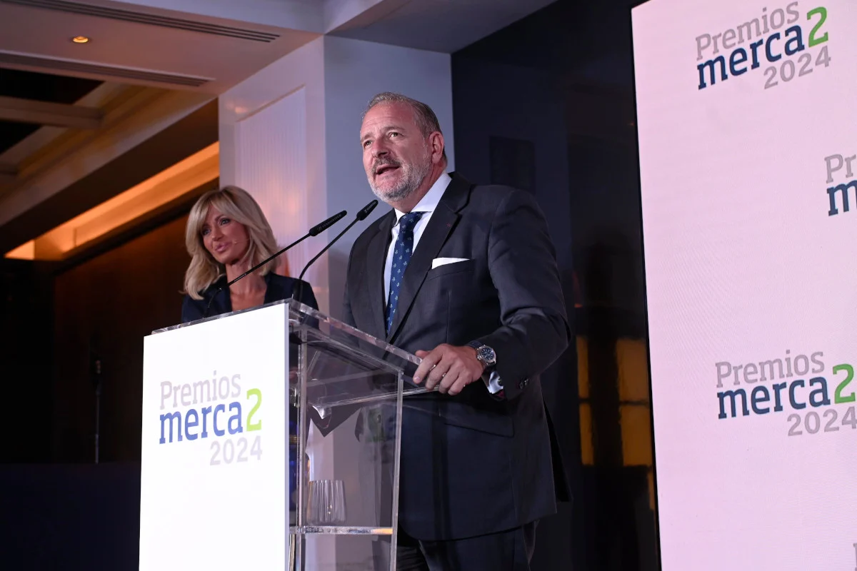 Eduardo Divar, director general de KIA, recoge el Premio MERCA2 Cetelem Consumo